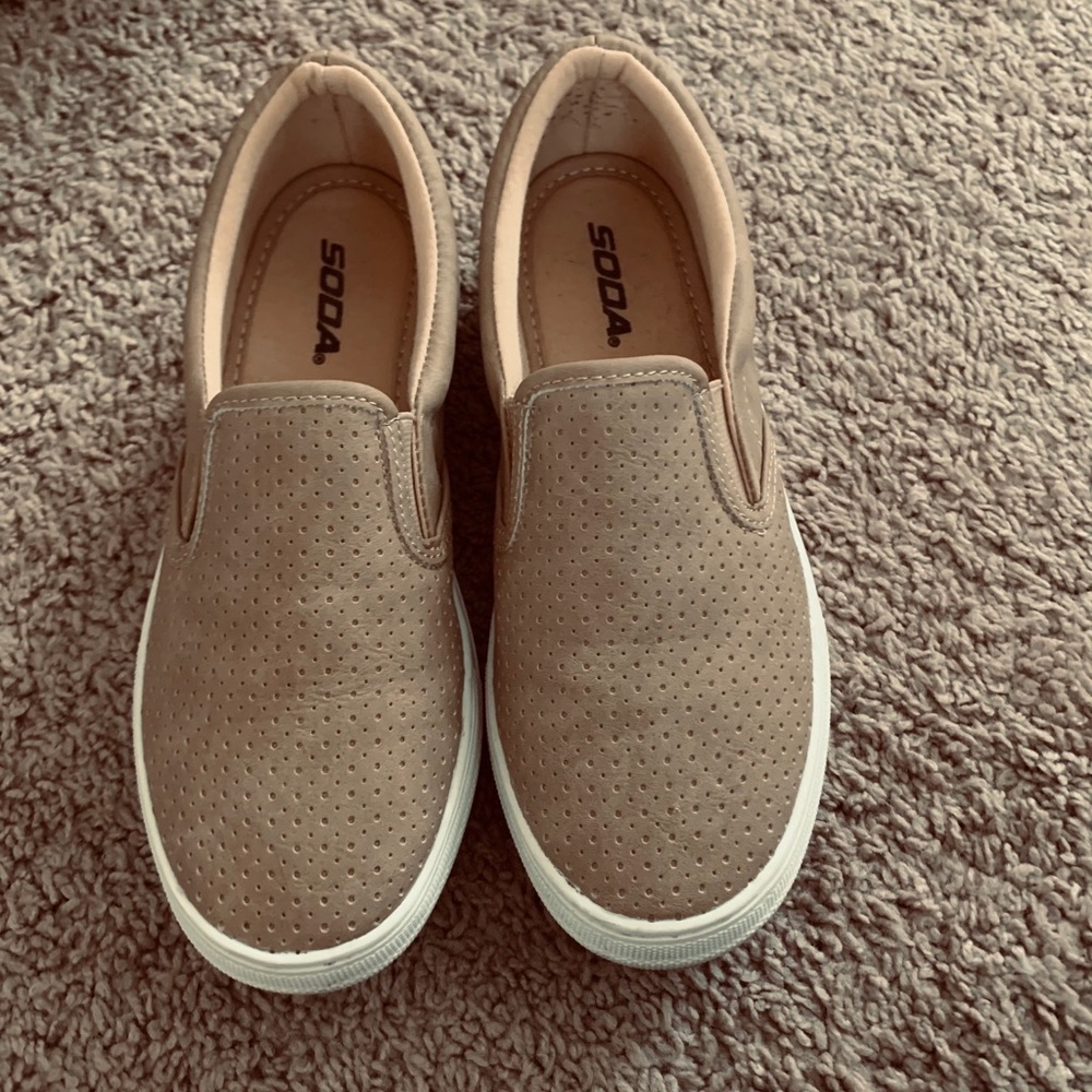 Soda slip on tan